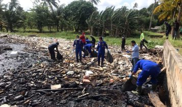 Satpolair Polres Bintan sedang membersihkan limbah di Pantai Sakera Tanjung Uban Kecamatan Bintan Utara Satpolair Polres Bintan sedang membersihkan limbah di Pantai Sakera Tanjung Uban Kecamatan Bintan Utara. (Foto: Satpolair Polres Bintan)