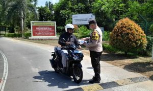 Sejumlah anggota personil Polisi saat menyebar dan menempelkan maklumat dan himbauan Kapolres Bintan tentang larangan bakar hutan dan lahan di Bintan. (Foto: Humas polres Bintan)
