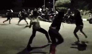 Tangkapan layar video viral perang sarung antar remaja di Dompak kota Tanjungpinang. (Foto: Medsos)