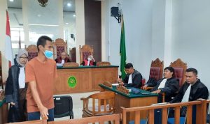 Terdakwa Hendra digiring jaksa meninggalkan persidangan usai dituntut JPU 6 tahun penajar di PN Tanjungpinang