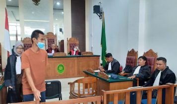 Terdakwa Hendra digiring jaksa meninggalkan persidangan usai dituntut JPU 6 tahun penajar di PN Tanjungpinang