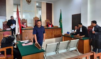 Terdakwa Muhammad Farizky saat meninggalkan sidang usai dituntut JPU di PN Tanjungpinang 1 tahun dan 6 bulan dalam kasus kecelakaan Terdakwa Muhammad Farizky saat meninggalkan sidang usai dituntut JPU di PN Tanjungpinang 1 tahun dan 6 bulan dalam kasus kecelakaan. (Foto: Roland/Presmedia.id)