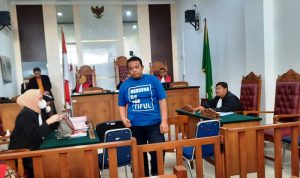 Terdakwa Okthora meninggalkan persidangan usai di vonis hakim PN Tanjungpinang. (Foto: Roland/Presmedia.id)