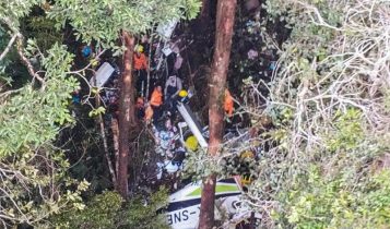 Tim SAR dibantu TNI saat melakukan evaluasi Pilot dan satu korban meninggal Pesawat Smart Air di Nunukan Kalimantan Utara. (Foto: TNI.go.id)