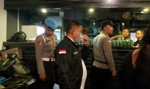 Unit Reskrim Polsek Bintan Timur mengamankan berbagai jenis mikol yang berada di Starpoll Cafe dan Billiard di Jalan Barek Motor Kijang Kota Kecamatan Bintan Timur. (Foto: Polsek Bintan Timur)