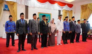 Wakili Bupati, Sekda Lingga H.Armia melantik sejumlah pejabat eselon III dan IV pemerintah kabupaten Lingga di Gedung Daerah Daik Lingga, Kamis (21/3/2024). (Foto: Aulia/Presmedia.id)