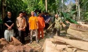 Warga dan tokoh masyarakat Bintan saat menunjukkan pohon gaharu yang sudah ditebang oleh orang tidak dikenal di Makam Datuk Bujuk Kampung Bintan Bekapur, Desa Bintan Buyu