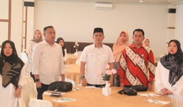 1.Kepala Kesbapol Kepri Heri Muchrizal dan Sekretaris Bakesbangpol saat pembukaan Rakor penyusunan laporan keuangan akhir SKPD Kepala Kesbapol Kepri Heri Muchrizal dan Sekretaris Bakesbangpol saat pembukaan Rakor penyusunan laporan keuangan akhir SKPD