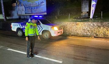 Anggota laka lantas Polresta Tanjungpinang saat melakukan TKP Anggota laka lantas Polresta Tanjungpinang saat melakukan TKP. (Foto: Satlantas Polresta Tanjungpinang)