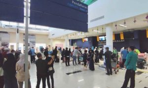 Arus balik Lebaran penumpang yang mau berangkat melakukan Check In di Counter reservasi maskapai Bandara RHF Tanjungpinang Senin (15/4/2024). (Foto: PT Angkasa Pura Tanjungpinang)