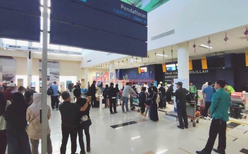 Arus balik Lebaran penumpang yang mau berangkat melakukan Check In di Counter reservasi maskapai Bandara RHF Tanjungpinang Senin (15/4/2024). (Foto: PT Angkasa Pura Tanjungpinang)