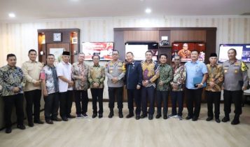 Bakesbangpol Kepri Dan Pansus DPRD foto bersama usai melakukan pembahasan Ranperda FP4GNPN