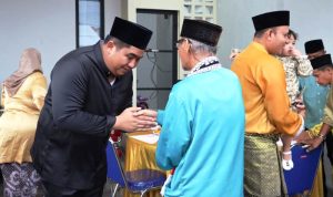 Bupati Bintan Roby Kurniawan bersama Istrinya Hafizha Rahmadhani menyambut kedatangan masyarakat, para tokoh dan pejabat saat Open House di Jalan Peralatan Kota Tanjungpinang. (Foto: Diskominfo Bintan)