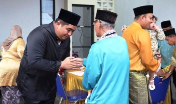 Bupati Bintan Roby Kurniawan bersama Istrinya Hafizha Rahmadhani menyambut kedatangan masyarakat para tokoh dan pejabat saat Open House di Jalan Peralatan Kota Tanjungpinang Bupati Bintan Roby Kurniawan bersama Istrinya Hafizha Rahmadhani menyambut kedatangan masyarakat, para tokoh dan pejabat saat Open House di Jalan Peralatan Kota Tanjungpinang. (Foto: Diskominfo Bintan)