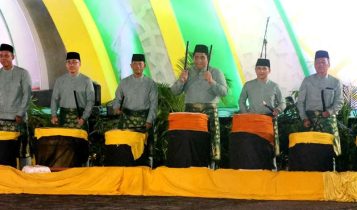 Bupati Bintan Roby Kurniawan bersama Wabup Bintan Ahdi Muqsith serta FKPD Bintan memukul tambur sebagai tanda sibuknya MTQH Ke XIII Tingkat Kabupaten Bintan Bupati Bintan Roby Kurniawan bersama Wabup Bintan Ahdi Muqsith serta FKPD Bintan memukul tambur sebagai tanda sibuknya MTQH Ke XIII Tingkat Kabupaten Bintan.