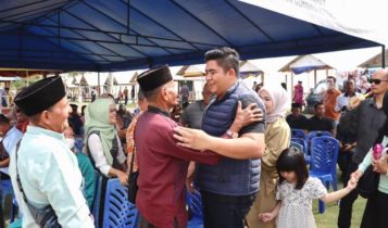 Bupati Bintan Roby Kurniawan menyapa RT/RW dalam acara Halal Bihalal dan Temu Wicara di Pantai Dugong Trikora. (Foto: Diskominfo Bintan)