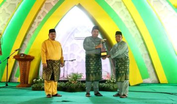 Bupati Bintan Roby Kurniawan menyerahkan piala bergilir MTQH Bintan 2024 Bupati Bintan Roby Kurniawan menyerahkan piala bergilir MTQH Bintan 2024. (Foto: Diskominfo Bintan)