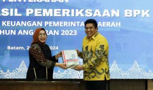 Bupati Bintan Roby Kurniawan saat menerima Dokumen LHP-LKPD APBD 2023 Bintan dari Kepala BPK Perwakilan Prov Kepri, Emmy Mutiarinin dengan Opini WTP