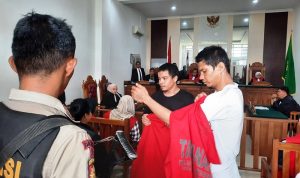 Dua terdakwa usai menjalani persidangan di PN Tanjungpinang. (Foto: Roland/Presmedia.id)