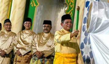 Gubernur Kepri Ansar Ahmad dan Bupati Karimun Aunur Rofiq, membuka perhelatan MTQ ke XVI Tingkat Kabupaten Karimun Tahun 2024 di area Coastal Area, Selasa (16/04/2024) malam.