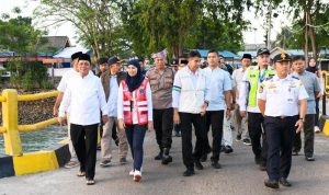 Gubernur Kepri Ansar Ahmad saat melakukan peninjauan arus mudik Lebaran di Pelabuhan Penyeberangan Roro Tanjung Uban, Senin (8/4/2024). (Foto: Diskominfo Kepri)