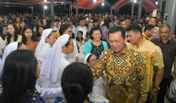 Gubernur Kepri Ansar Ahmad saat menghadiri Perayaan Syukur Ekaristi 25 Tahun Tahbisan Imamat di Gereja Katolik Maria Bunda Pembantu Abadi Kavling Lama Batu Aji Kota Batam, Kamis (18/4/2024).