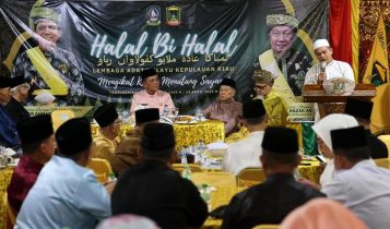 Gubernur Kepri Ansar Ahmad saat menghadiri acara Halalbihalal dengan Pengurus dan Keluarga Besar LAM Kepri di Kantor Sekretariat LAM Kepri, Tanjungpinang, Rabu (24/04/2024). (Foto: Diskominfo Kepri)