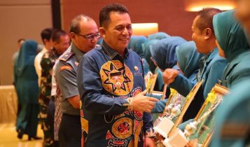 Gubernur Kepri Ansar Ahmad saat menghadiri puncak peringatan Hari Gerak Kesatuan HKG PKK Ke 52 Tingkat Provinsi Kepri Tahun 2024 di Ballroom Aston Hotel Residence Pelita Kota Batam Gubernur Kepri Ansar Ahmad saat menghadiri puncak peringatan Hari Gerak Kesatuan (HKG) PKK Ke-52 Tingkat Provinsi Kepri Tahun 2024 di Ballroom Aston Hotel & Residence Pelita Kota Batam Kamis (25/4/2024).