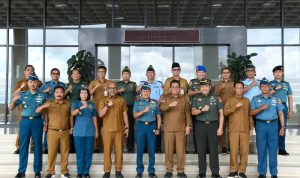 Gubernur Kepulauan Riau, Ansar Ahmad saat melakukan pertemuan silaturahmi dengan Panglima Komando Gabungan Wilayah Pertahanan (Pangkogabwilhan) I Laksamana Madya TNI Agus Hariadi Selasa (16/04/2024). (Foto: Diskominfo Kepri)