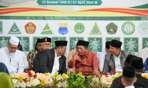Hadiri Halal Bihalal keluarga besar pengurus NU dan LAM Tanjungpinang Gubernur Kepri Ansar Ahmad berdiskusi dengan K.H.Marsudi Syuhud, Tokoh NU yang juga Wakil Ketua Umum Majelis Ulama Indonesia (MUI). (Foto: Diskominfo Kepri)