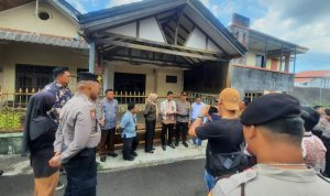 Juru Sita PN Tanjungpinang bersama pihak kepolisian dan pemohon melakukan sita satu unit rumah. (Foto: Roland/Presmedia.id)
