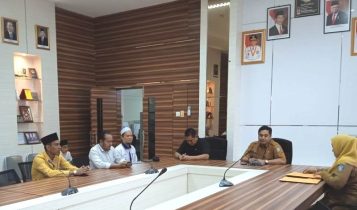 Kabid Ketahanan ekonomi, sosial, budaya, agama Kesbangpol Kepri dan Kepala Badan Kesbangpol Kepri Raja Heri Mukhrizal dan saat menyampaikan pemahaman pertanggungjawaban dana Hibah APBD.