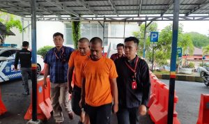 Kanit Pidum Satreskrim Polresta Tanjungpinang Ipda Jeriko bersama anggota saat menggiring kedua tersangka di Mapolresta Tanjungpinang. (Foto: Roland/Presmedia.id)