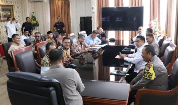Kapolda Kepri dan jajarannya saat melakukan pertemuan dengan tim Pansus DPRD Kepri membahas Ranperda FP4GNP