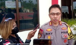 Kapolres Bintan AKBP Riki Iswoyo saat memberi ketengan pada Wartawan. (Foto: Hasura/Presmedia.id)