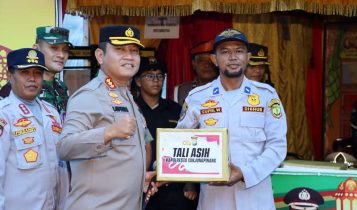 Kapolresta Tanjungpinang Kombes Pol Heribertus Ompusunggu saat melakukan pengecekan pos pelayanan bersama FKPD Kapolresta Tanjungpinang, Kombes Pol Heribertus Ompusunggu saat melakukan pengecekan pos pelayanan bersama FKPD. (Humas)