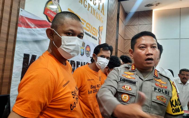 Kapolresta Tanjungpinang Kombes Pol Heribertus Ompusunggu saat mengintrogasi oknum satpol pp Tanjungpinang. (Foto: Roland/Presmedia.id)