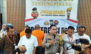 Kapolresta Tanjungpinang Kombes Pol Heribertus Ompusunggu saat merilis penangkapan tersangka MA dalam kasus pencurian dengan pemberatan dan percobaan Pemerkosaan di Mapolresta Tanjungpinang Selasa (16/5/2024). (Foto: Roland/Presmedia.id)
