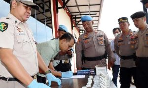 Kasi Propam Iptu M.Bangun saat mengawasi pelaksanaan tes urine Personel Polresta Tanjungpinang Kamis (18/4/2024). (Foto: Humas Polresta Tanjungpinang)