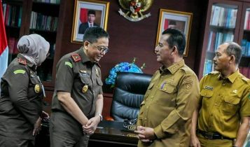 Mantan Kejati Kepri Teguh Subroto saat menemui Gubernur Kepri Ansar Ahmad untuk melakukan silaturahmi di Ruang Kerja Gedung A Kantor Gubernur, Dompak, Selasa (16/04/2024). (Foto: Diskominfo Kepri)