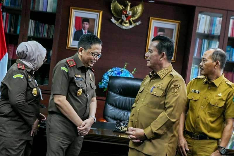 Kejati Kepri Teguh Subroto saat menemui Gubernur Kepri Ansar Ahmad untuk melakukan silaturahmi di Ruang Kerja Gedung A Kantor Gubernur Dompak Mantan Kejati Kepri Teguh Subroto saat menemui Gubernur Kepri Ansar Ahmad untuk melakukan silaturahmi di Ruang Kerja Gedung A Kantor Gubernur, Dompak, Selasa (16/04/2024). (Foto: Diskominfo Kepri)