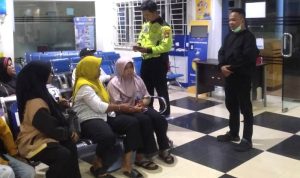 Keluarga korban saat dimintai keterangan oleh kepolisian dan pihak rumah sakit di RSUD Bintan Keluarga korban saat dimintai keterangan oleh kepolisian dan pihak rumah sakit di RSUD Bintan. (Foto: Humas RSUD Bintan)