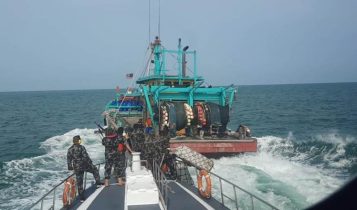 Kementerian Kelautan dan Perikanan (KKP) saat mengamankan kapal ikan asing (KIA) ilegal berbendera Malaysia yang kedapatan melakukan aktivitas penangkapan ikan secara ilegal di Wilayah Pengelolaan Perikanan Negara Republik Indonesia (WPPNRI) 571 Selat Malaka. (Foto: Humas Ditjen PSDKP)