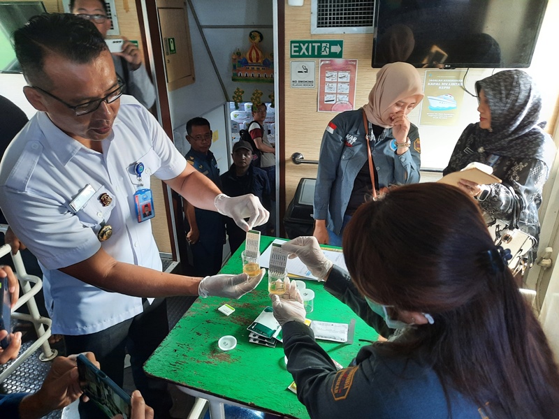 Kepala BNN Tanjungpinang, Kombes Pol Herianto bersama petugas lainnya melakukan tes urine kepada kru kapal di Kapal Lintas Kepri. (Foto: Roland/Presmedia.id)