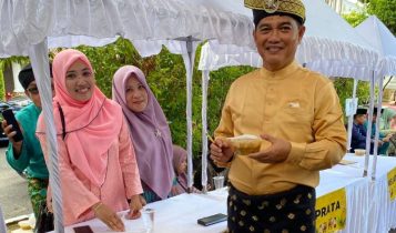 Kepala Badan Kaban Kesbangpol Kepri Raja Heri Mukhrizal saat mencicipi kue Khas tepung Gobak yang memperoleh rekor MURI di Gedung Daerah Tanjungpinang Kepala Badan (Kaban) Kesbangpol Kepri Raja Heri Mukhrizal saat mencicipi kue Khas tepung Gobak yang memperoleh rekor MURI di Gedung Daerah Tanjungpinang.