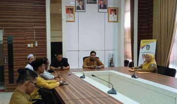 Kepala Badan Kesbangpol Kepri Raja Heri Mukhrizal dan Kabid Ketahanan ekonomi, sosial, budaya, agama Kesbangpol Kepri saat menyampaikan pemahaman pertanggungjawaban dana Hibah APBD.