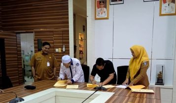 Kepala Badan Kesbangpol Kepri Raja Heri Mukhrizal dan Ketua Dewan Dakwah Islam Indonesia saat menandatangani NPHD.