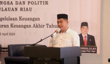 Kepala Badan Kesbangpol Kepri Raja Heri Mukhrizal saat membacakan Pidato dan membuka kegiatan Rakor penyusunan laporan keuangan anggaran SKPD Kepala Badan Kesbangpol Kepri Raja Heri Mukhrizal saat membacakan Pidato dan membuka kegiatan Rakor penyusunan laporan keuangan anggaran SKPD