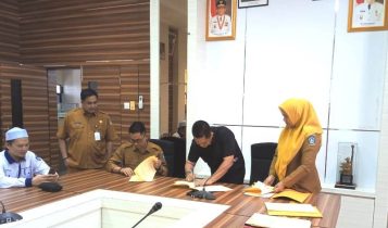 Kepala Badan Kesbangpol Kepri Raja Heri Mukhrizal saat menandatangani NPHD ketua Barisan Pemuda Rakyat Provinsi Kepri.