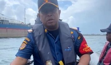 Kepala Kantor PPLP Kelas II Tanjung Uban Sugeng Riyono mengecek langsung kondisi MV Layar Anggun 8 yang terbakar dengan Rubber Boat KN Sarotama P112 Kepala Kantor PPLP Kelas II Tanjung Uban, Sugeng Riyono mengecek langsung kondisi MV Layar Anggun 8 yang terbakar dengan Rubber Boat KN Sarotama P112. (Foto: PPLP Tanjung Uban)